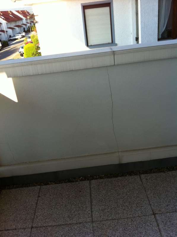 BAU.DE / BAU-Forum: 2. Bild zu Frage "keine Trennfuge Balkon an Au&szlig;enwand &nbsp;-&nbsp; jetzt Risse &nbsp;-&nbsp; Baumangel?" im BAU-Forum "Balkon und Terrasse"