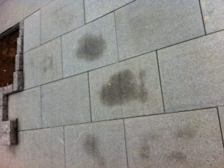 BAU.DE / BAU-Forum: 1. Bild zu Antwort "Flecken Granit" auf die Frage "Feuchte Granitplatten auf Terrasse: Ursachen, Abhilfe & Risiken?" im BAU-Forum "Balkon und Terrasse"