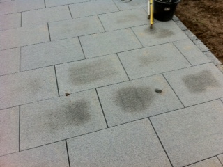 BAU.DE / BAU-Forum: 2. Bild zu Antwort "Flecken Granit" auf die Frage "Feuchte Granitplatten auf Terrasse: Ursachen, Abhilfe & Risiken?" im BAU-Forum "Balkon und Terrasse"