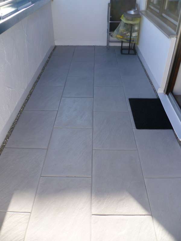 BAU.DE / BAU-Forum: 1. Bild zu Antwort "Balkon" auf die Frage "Granitplatten auf Sto&szlig; im Splittbett verlegen: Risiken, Normen & Erfahrungen?" im BAU-Forum "Balkon und Terrasse"