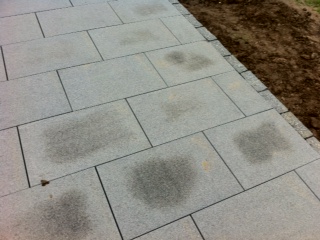 BAU.DE / BAU-Forum: 3. Bild zu Antwort "Hallo Sanni, ich noch mal..." auf die Frage "Granit Terrasse feuchte Flecken: Ursachen, Trocknungsdauer & Sanierung?" im BAU-Forum "Balkon und Terrasse"