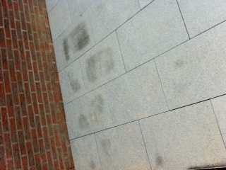 BAU.DE / BAU-Forum: 4. Bild zu Antwort "Hallo Sanni, ich noch mal..." auf die Frage "Granit Terrasse feuchte Flecken: Ursachen, Trocknungsdauer & Sanierung?" im BAU-Forum "Balkon und Terrasse"