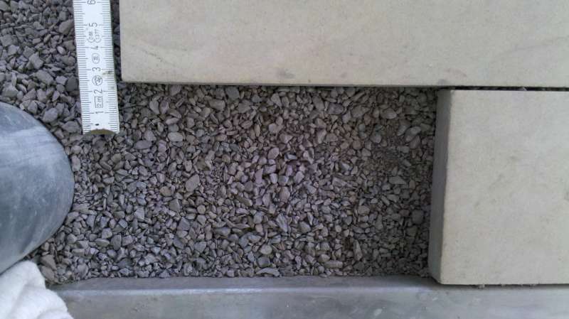 BAU.DE / BAU-Forum: 1. Bild zu Antwort "diesmal mit Bildern" auf die Frage "Keramikplatten Balkon knirscht/wippt: Verlegefehler? Kosten f&uuml;r Sanierung?" im BAU-Forum "Balkon und Terrasse"