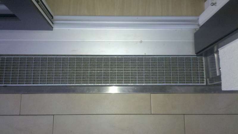 BAU.DE / BAU-Forum: 1. Bild zu Antwort "weitere Bilder" auf die Frage "Keramikplatten Balkon knirscht/wippt: Verlegefehler? Kosten f&uuml;r Sanierung?" im BAU-Forum "Balkon und Terrasse"