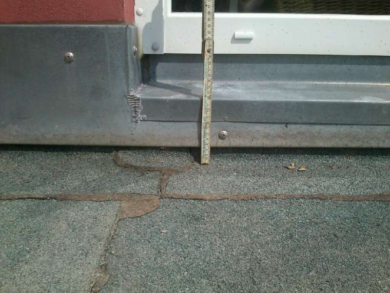 BAU.DE / BAU-Forum: 3. Bild zu Antwort "Bilder mit Terrassent&uuml;r" auf die Frage "Terrassenplatten nachtr&auml;glich Gef&auml;lle geben: Aufbauh&ouml;he, Kosten & Materialien?" im BAU-Forum "Balkon und Terrasse"