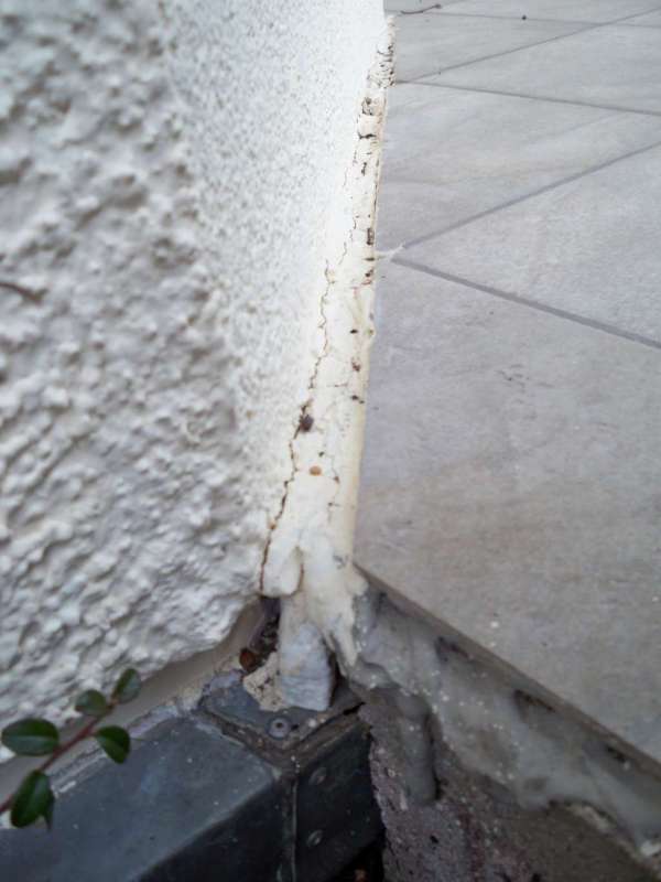 BAU.DE / BAU-Forum: 1. Bild zu Frage "alter Baufehler &nbsp;-&nbsp; Abdichtung zwischen Terrasse und Haus" im BAU-Forum "Balkon und Terrasse"