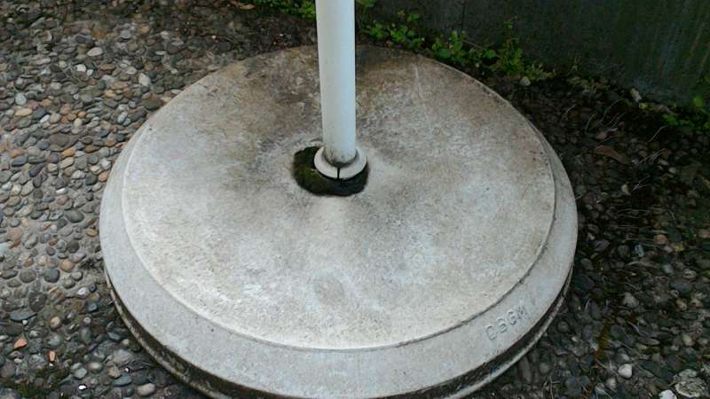 BAU.DE / BAU-Forum: 1. Bild zu Frage "Frage zu Sonnenschirmst&auml;nder: Welches Material?" im BAU-Forum "Balkon und Terrasse"