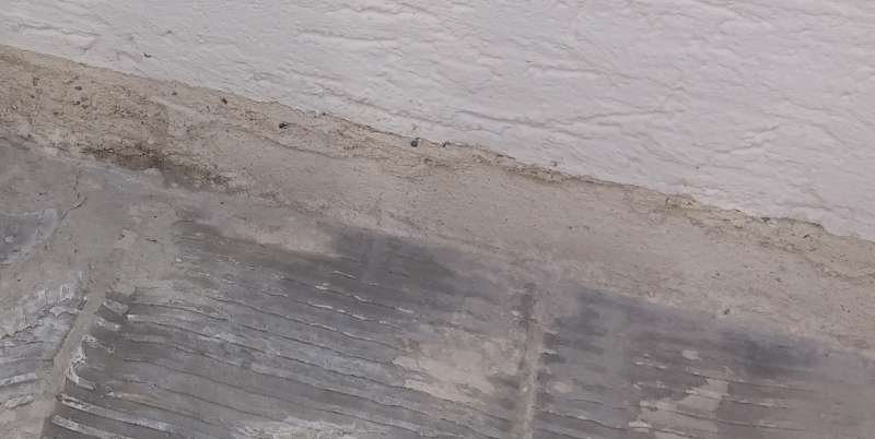 BAU.DE / BAU-Forum: 1. Bild zu Frage "Terrasse: Putz nach Fliesenentfernung an Au&szlig;enwand ungleichm&auml;&szlig;ig" im BAU-Forum "Balkon und Terrasse"