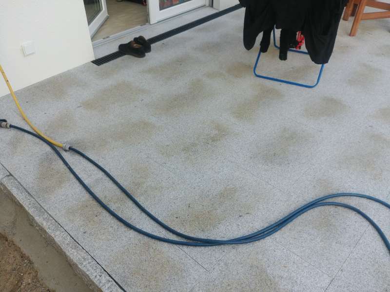 BAU.DE / BAU-Forum: 1. Bild zu Frage "Gelbe Flecken auf Granit-Terrasse: Ursachen, Entfernung & Vorbeugung?" im BAU-Forum "Balkon und Terrasse" BAU.DE / BAU-Forum: 1. Bild zu Frage "Gelbe Flecken auf Granit-Terrasse: Ursachen, Entfernung & Vorbeugung?" im BAU-Forum "Balkon und Terrasse"