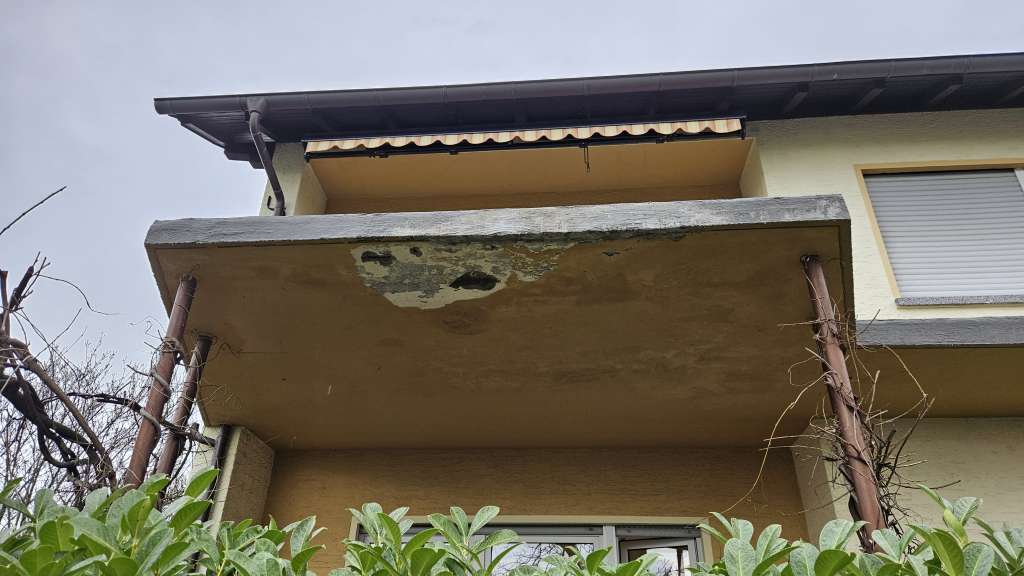 BAU.DE / BAU-Forum: 1. Bild zu Frage "Welche Art von Firma f&uuml;r Betonsanierung bei Balkon (und evtl. neue Balkonterrasse)" im BAU-Forum "Balkon und Terrasse"