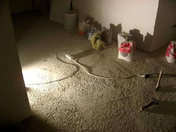 BAU.DE / BAU-Forum: 1. Bild zu Frage "Riss Betondecke" im BAU-Forum "Bauphysik"