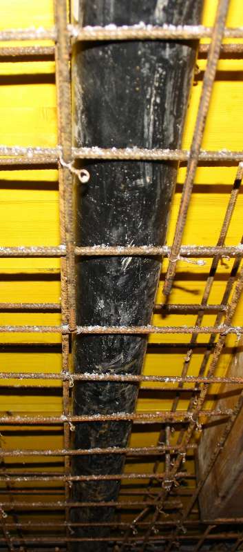 BAU.DE / BAU-Forum: 1. Bild zu Frage "Kanalrohr berührt Stahl in Wand: Gefahr für Statik & Korrosion? Ursachen, Sanierung" im BAU-Forum "Bauphysik" BAU.DE / BAU-Forum: 1. Bild zu Frage "Kanalrohr berührt Stahl in Wand: Gefahr für Statik & Korrosion? Ursachen, Sanierung" im BAU-Forum "Bauphysik"