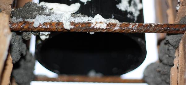 BAU.DE / BAU-Forum: 1. Bild zu Antwort "Backsteinmauerwerk: Bewehrungsstahl ungeeignet!" auf die Frage "Kanalrohr berührt Stahl in Wand: Gefahr für Statik & Korrosion? Ursachen, Sanierung" im BAU-Forum "Bauphysik" BAU.DE / BAU-Forum: 1. Bild zu Antwort "Backsteinmauerwerk: Bewehrungsstahl ungeeignet!" auf die Frage "Kanalrohr berührt Stahl in Wand: Gefahr für Statik & Korrosion? Ursachen, Sanierung" im BAU-Forum "Bauphysik"