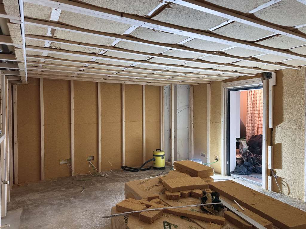 BAU.DE / BAU-Forum: 1. Bild zu Frage "Dampfsperre im Keller mit Holzwolle: Notwendigkeit, Risiken & Alternativen?" im BAU-Forum "Bauphysik" BAU.DE / BAU-Forum: 1. Bild zu Frage "Dampfsperre im Keller mit Holzwolle: Notwendigkeit, Risiken & Alternativen?" im BAU-Forum "Bauphysik"