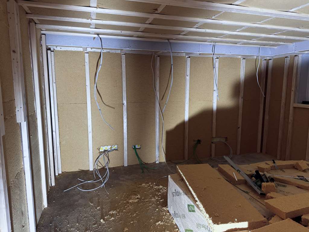 BAU.DE / BAU-Forum: 2. Bild zu Frage "Dampfsperre im Keller mit Holzwolle: Notwendigkeit, Risiken & Alternativen?" im BAU-Forum "Bauphysik" BAU.DE / BAU-Forum: 2. Bild zu Frage "Dampfsperre im Keller mit Holzwolle: Notwendigkeit, Risiken & Alternativen?" im BAU-Forum "Bauphysik"