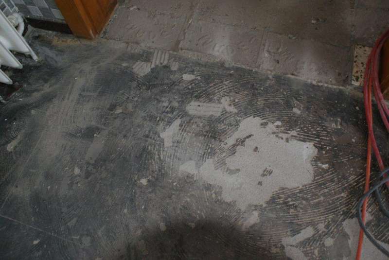 BAU.DE / BAU-Forum: 1. Bild zu Antwort "weitere Bilder..." auf die Frage "Bodenplatten identifizieren: Material, Alter & potentielle Gefahren im Altbau?" im BAU-Forum "Baustoffe"