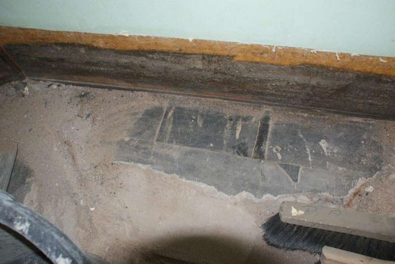 BAU.DE / BAU-Forum: 2. Bild zu Antwort "weitere Bilder..." auf die Frage "Bodenplatten identifizieren: Material, Alter & potentielle Gefahren im Altbau?" im BAU-Forum "Baustoffe"