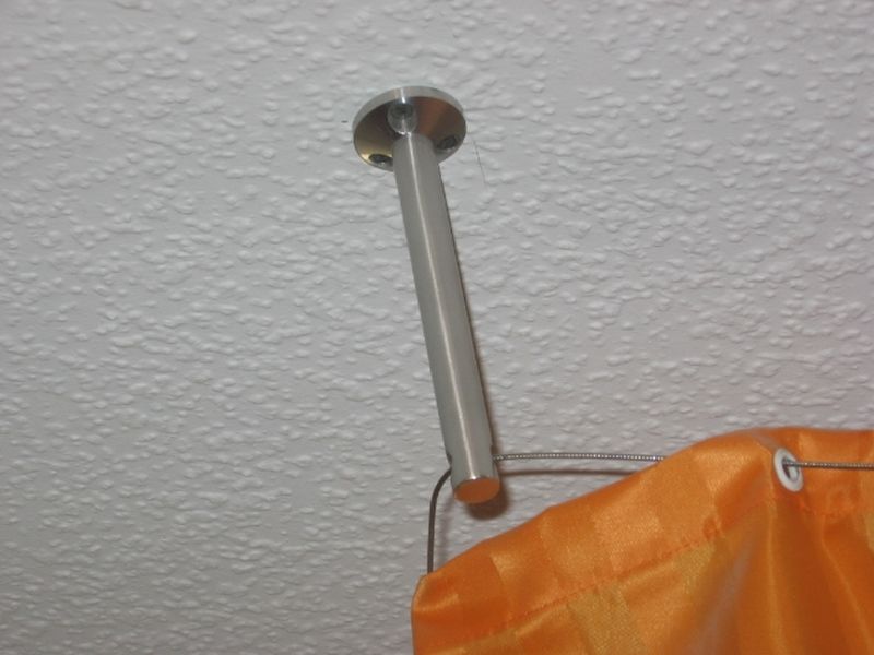 BAU.DE / BAU-Forum: 2. Bild zu Frage "Sauerkrautdecke: Badezimmer Duschvorhang Deckenaufh&auml;ngung schief" im BAU-Forum "Baustoffe"