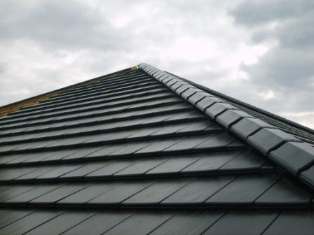 BAU.DE / BAU-Forum: 1. Bild zu Antwort "Tonziegel Walher: Brillanz Nero – 27° Dachneigung" auf die Frage "Trockengrat-Montage: Ist der Abstand der Gratsteine zu den Ziegeln korrekt?" im BAU-Forum "Dach" BAU.DE / BAU-Forum: 1. Bild zu Antwort "Tonziegel Walher: Brillanz Nero – 27° Dachneigung" auf die Frage "Trockengrat-Montage: Ist der Abstand der Gratsteine zu den Ziegeln korrekt?" im BAU-Forum "Dach"