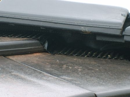 BAU.DE / BAU-Forum: 1. Bild zu Antwort "Gratlatte: Abstand 55mm – Wassereintritt durch Lüftungslöcher?" auf die Frage "Trockengrat-Montage: Ist der Abstand der Gratsteine zu den Ziegeln korrekt?" im BAU-Forum "Dach" BAU.DE / BAU-Forum: 1. Bild zu Antwort "Gratlatte: Abstand 55mm – Wassereintritt durch Lüftungslöcher?" auf die Frage "Trockengrat-Montage: Ist der Abstand der Gratsteine zu den Ziegeln korrekt?" im BAU-Forum "Dach"