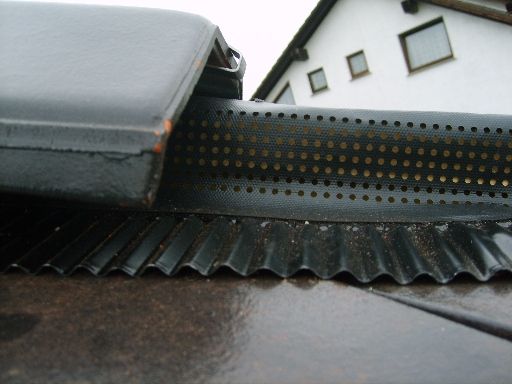 BAU.DE / BAU-Forum: 1. Bild zu Antwort "Gratrolle Vario Fol: Offene Löcher – Wassereintritt möglich?" auf die Frage "Trockengrat-Montage: Ist der Abstand der Gratsteine zu den Ziegeln korrekt?" im BAU-Forum "Dach" BAU.DE / BAU-Forum: 1. Bild zu Antwort "Gratrolle Vario Fol: Offene Löcher – Wassereintritt möglich?" auf die Frage "Trockengrat-Montage: Ist der Abstand der Gratsteine zu den Ziegeln korrekt?" im BAU-Forum "Dach"