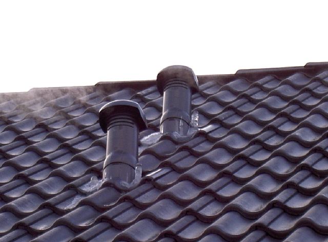 BAU.DE / BAU-Forum: 1. Bild zu Frage "Eisbildung an Abluftrohren: Ursachen, Gefahren & L&ouml;sungen f&uuml;r Dach-Entl&uuml;ftung?" im BAU-Forum "Dach"