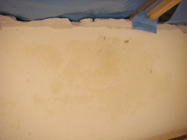 BAU.DE / BAU-Forum: 1. Bild zu Antwort "Kniestock: Tropfnasse Isolierung am Ringanker &ndash; Was tun?" auf die Frage "Schimmel im Kniestock: Ursachen, Gefahren & Sanierung bei Feuchtigkeit im Dach" im BAU-Forum "Dach"