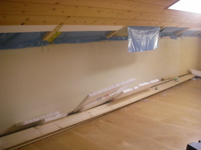 BAU.DE / BAU-Forum: 1. Bild zu Antwort "Kniestock Schimmel: Ge&auml;nderte Heizgewohnheiten als Ursache?" auf die Frage "Schimmel im Kniestock: Ursachen, Gefahren & Sanierung bei Feuchtigkeit im Dach" im BAU-Forum "Dach"