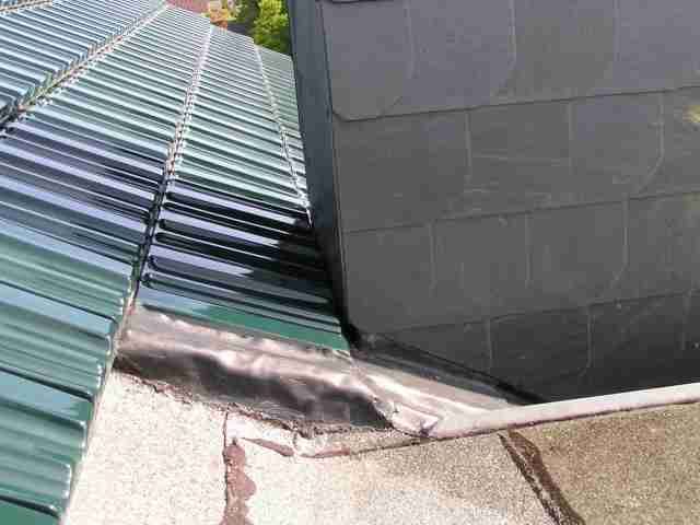 BAU.DE / BAU-Forum: 1. Bild zu Antwort "Kamianschluss" auf die Frage "Flachdach undicht am Gaubenanschluss: Ursachen, Reparatur & Kosten f&uuml;r Dachdecker?" im BAU-Forum "Dach"