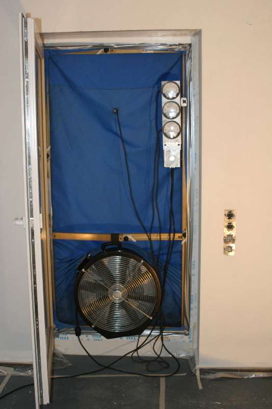 BAU.DE / BAU-Forum: 1. Bild zu Antwort "Blower-Door-Test: &Auml;lteres Ger&auml;t f&uuml;r gro&szlig;e Volumen" auf die Frage "Dachd&auml;mmung mit Dampfbremse: Abstand Sparren, Folie richtig verlegen & h&auml;ufige Fehler vermeiden?" im BAU-Forum "Dach"