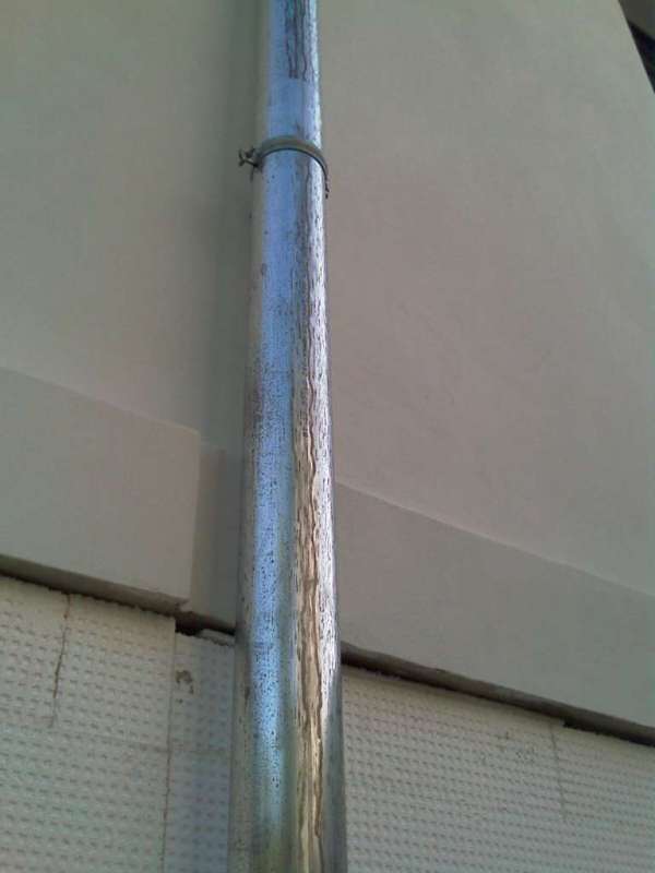 BAU.DE / BAU-Forum: 1. Bild zu Antwort "Titanzink Fallrohr: Korrosionsbild &ndash; Analyse der Laufspuren" auf die Frage "Zink Fallrohr Korrosion: Ursachen, Vermeidung & Kosten f&uuml;r Austausch?" im BAU-Forum "Dach"