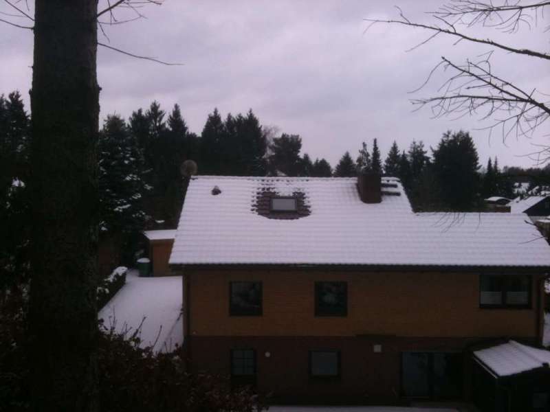 BAU.DE / BAU-Forum: 1. Bild zu Antwort "🔴 Dampfsperre Dachfenster: Fehlender Anschluss durch Schnee sichtbar!" auf die Frage "Dampfsperre Dachfenster nachtr&auml;glich abdichten: Anleitung, Materialien & Risiken" im BAU-Forum "Dach"