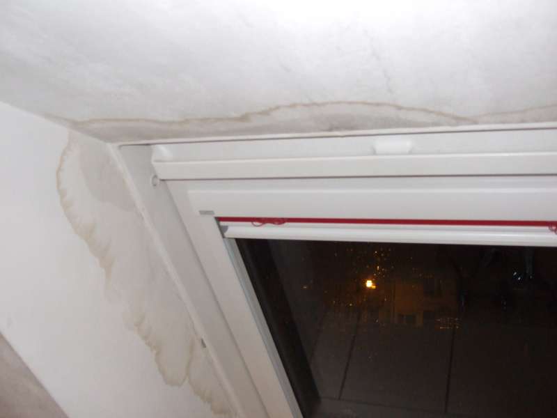 BAU.DE / BAU-Forum: 1. Bild zu Frage "Velux Dachfenster: Wasserflecken an Gipskarton-Einfassung &ndash; Ursachen, L&ouml;sungen & Kosten?" im BAU-Forum "Dach"