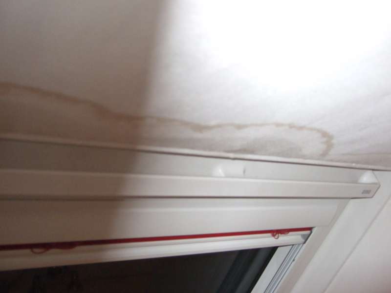 BAU.DE / BAU-Forum: 2. Bild zu Frage "Velux Dachfenster: Wasserflecken an Gipskarton-Einfassung &ndash; Ursachen, L&ouml;sungen & Kosten?" im BAU-Forum "Dach"