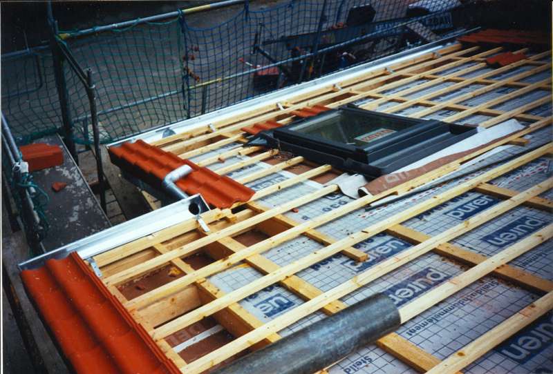 BAU.DE / BAU-Forum: 1. Bild zu Antwort "Dachsanierung: Details zu Ortgangl&auml;nge & Dach&uuml;berstand" auf die Frage "Sichtschalung & Aufsparrend&auml;mmung: Kondenswasser-Gefahr am Wandanschluss erkennen & beheben?" im BAU-Forum "Dach"