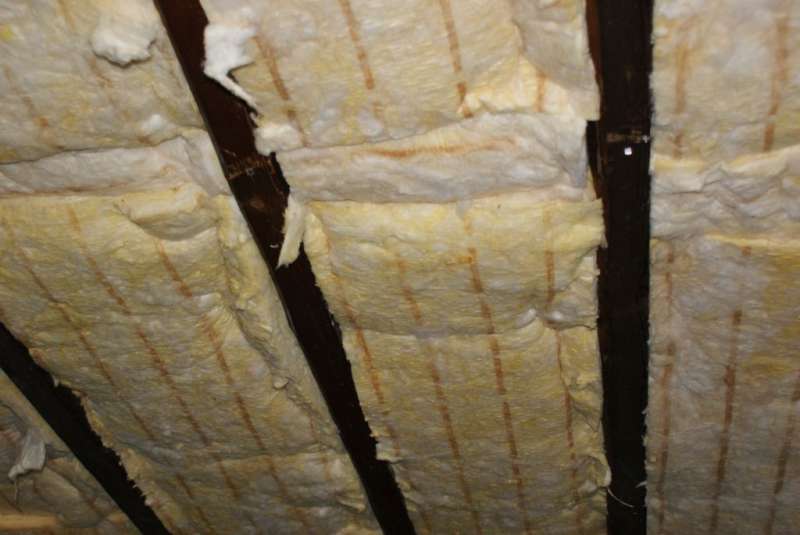 BAU.DE / BAU-Forum: 1. Bild zu Antwort "Dachd&auml;mmung: Fehlerhafte Ausf&uuml;hrung &ndash; L&ouml;sung erforderlich!" auf die Frage "Dachd&auml;mmung: Ist meine Ausf&uuml;hrung korrekt? Folie, Windsperre & Aufbau pr&uuml;fen" im BAU-Forum "Dach"