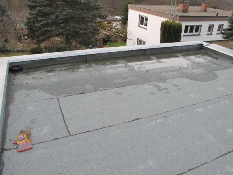 BAU.DE / BAU-Forum: 1. Bild zu Frage "Pfützenbildung auf Flachdach: Mangel oder normal? Ursachen, Folgen & Vermeidung" im BAU-Forum "Dach" BAU.DE / BAU-Forum: 1. Bild zu Frage "Pfützenbildung auf Flachdach: Mangel oder normal? Ursachen, Folgen & Vermeidung" im BAU-Forum "Dach"