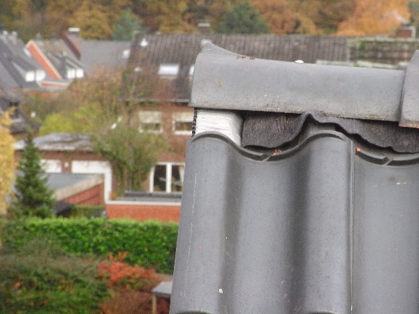 BAU.DE / BAU-Forum: 1. Bild zu Frage "Schiefe Firstpfannen nach Dachsanierung: Ursachen, Risiken & Korrektur durch Fachmann?" im BAU-Forum "Dach" BAU.DE / BAU-Forum: 1. Bild zu Frage "Schiefe Firstpfannen nach Dachsanierung: Ursachen, Risiken & Korrektur durch Fachmann?" im BAU-Forum "Dach"