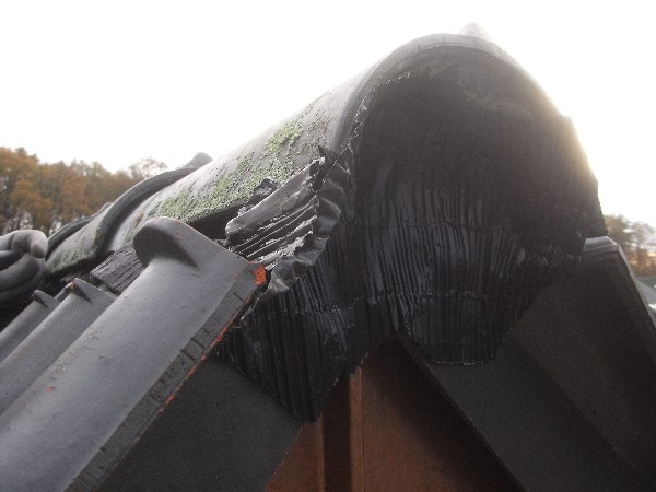 BAU.DE / BAU-Forum: 3. Bild zu Frage "Schiefe Firstpfannen nach Dachsanierung: Ursachen, Risiken & Korrektur durch Fachmann?" im BAU-Forum "Dach" BAU.DE / BAU-Forum: 3. Bild zu Frage "Schiefe Firstpfannen nach Dachsanierung: Ursachen, Risiken & Korrektur durch Fachmann?" im BAU-Forum "Dach"