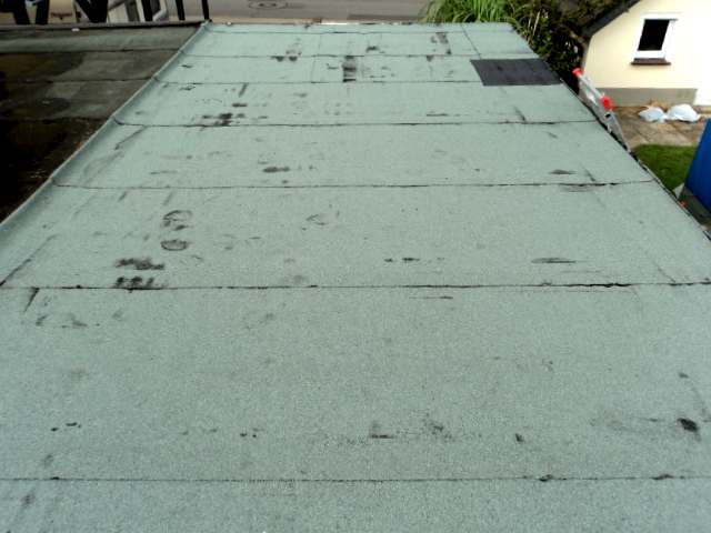 BAU.DE / BAU-Forum: 1. Bild zu Frage "Bitumenschwei&szlig;bahn zu hei&szlig; verschwei&szlig;t: Beschieferung besch&auml;digt &ndash; Was tun?" im BAU-Forum "Dach"