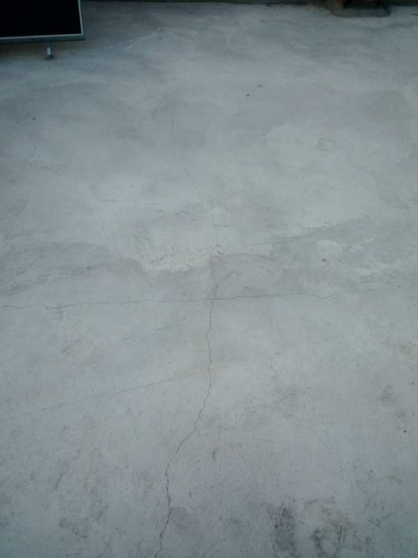 BAU.DE / BAU-Forum: 1. Bild zu Frage "Estrich als wasserf&uuml;hrende Schicht: Risssanierung &ndash; Ursachen, L&ouml;sungen & Gew&auml;hrleistung?" im BAU-Forum "Dach"