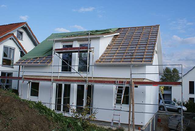 BAU.DE / BAU-Forum: 1. Bild zu Antwort "Regenschaden Dachstuhl: Bilder der durchn&auml;ssten Bretter" auf die Frage "Dachstuhl-Aufbau Neubau: Regen, Folie, Bretter &ndash; Schimmelgefahr durch falsche D&auml;mmung?" im BAU-Forum "Dach"