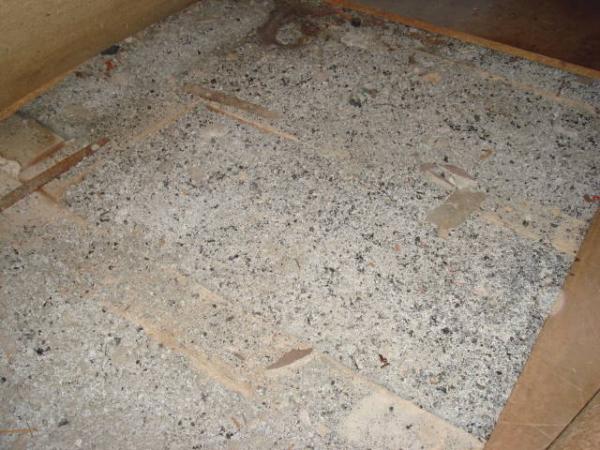 BAU.DE / BAU-Forum: 1. Bild zu Antwort "Schlacke-D&auml;mmung: Aufbau der Geschossdecke im Detail" auf die Frage "Dampfbremse bei Geschossdeckend&auml;mmung: Notwendigkeit, Risiken & Alternativen f&uuml;r Altbauten?" im BAU-Forum "Dach"