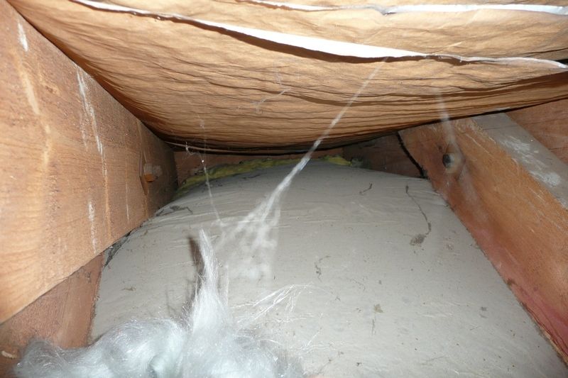 BAU.DE / BAU-Forum: 1. Bild zu Antwort "D&auml;mmung oberste Geschossdecke: Aufbau, Schimmel & Alternativen" auf die Frage "Geschossdeckend&auml;mmung im Altbau: Pflichten, Materialien & Kosten f&uuml;r 1974er Haus?" im BAU-Forum "Dach"