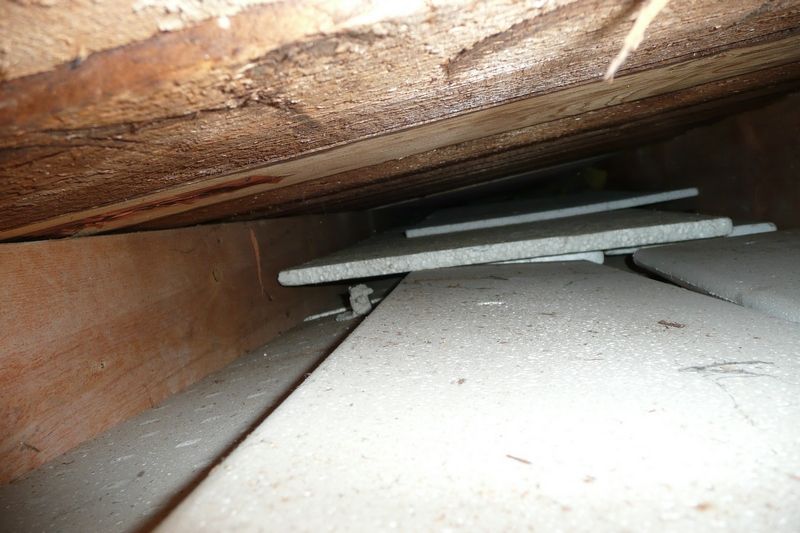 BAU.DE / BAU-Forum: 2. Bild zu Antwort "D&auml;mmung oberste Geschossdecke: Aufbau, Schimmel & Alternativen" auf die Frage "Geschossdeckend&auml;mmung im Altbau: Pflichten, Materialien & Kosten f&uuml;r 1974er Haus?" im BAU-Forum "Dach"