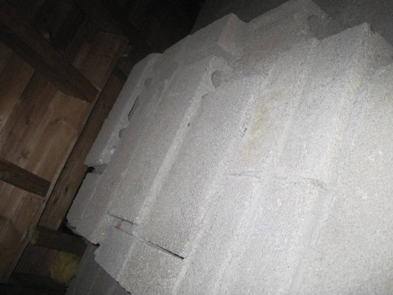 BAU.DE / BAU-Forum: 1. Bild zu Frage "Mauer im Dachgeschoss: Ist die seltsame Konstruktion in meiner Mietwohnung gef&auml;hrlich?" im BAU-Forum "Dach"