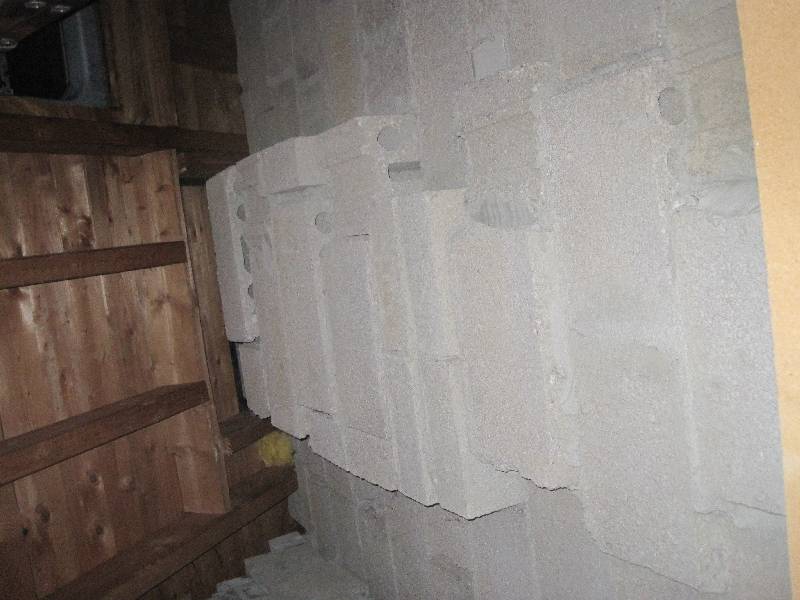 BAU.DE / BAU-Forum: 2. Bild zu Frage "Mauer im Dachgeschoss: Ist die seltsame Konstruktion in meiner Mietwohnung gef&auml;hrlich?" im BAU-Forum "Dach"