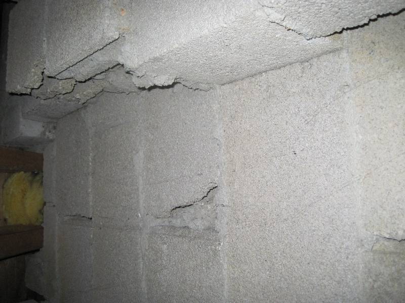 BAU.DE / BAU-Forum: 3. Bild zu Frage "Mauer im Dachgeschoss: Ist die seltsame Konstruktion in meiner Mietwohnung gef&auml;hrlich?" im BAU-Forum "Dach"