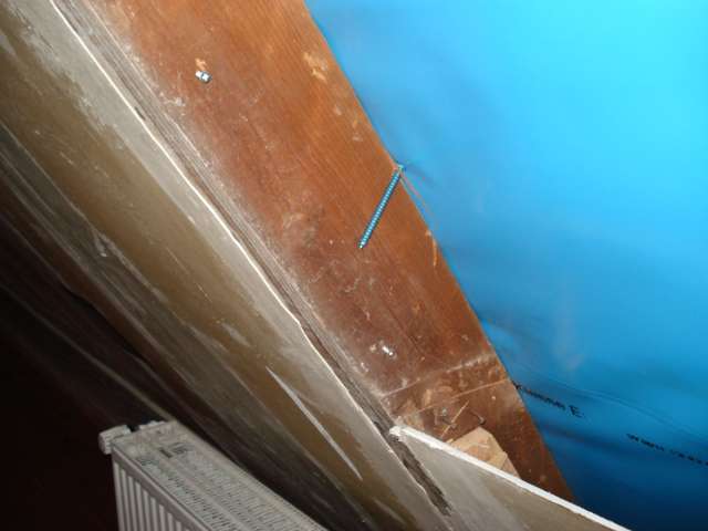 BAU.DE / BAU-Forum: 4. Bild zu Frage "Aufsparrend&auml;mmung: Schiefe Schrauben gef&auml;hrden Sparren? Risiken, Korrektur & Kosten" im BAU-Forum "Dach"