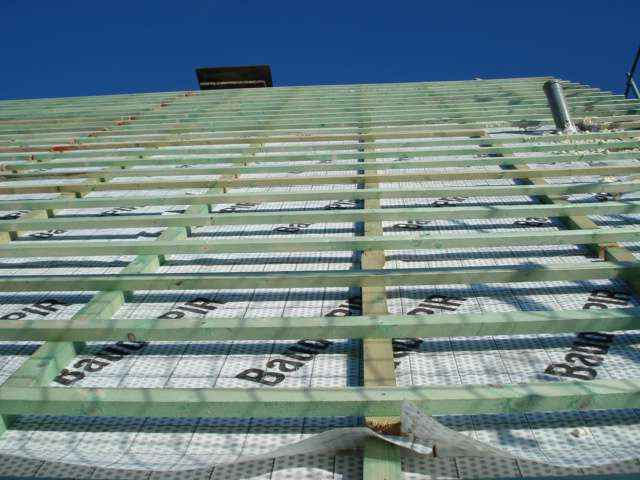 BAU.DE / BAU-Forum: 1. Bild zu Antwort "Dampfsperre: Produkt unbekannt! Hersteller kontaktieren!" auf die Frage "Aufsparrend&auml;mmung: Schiefe Schrauben gef&auml;hrden Sparren? Risiken, Korrektur & Kosten" im BAU-Forum "Dach"